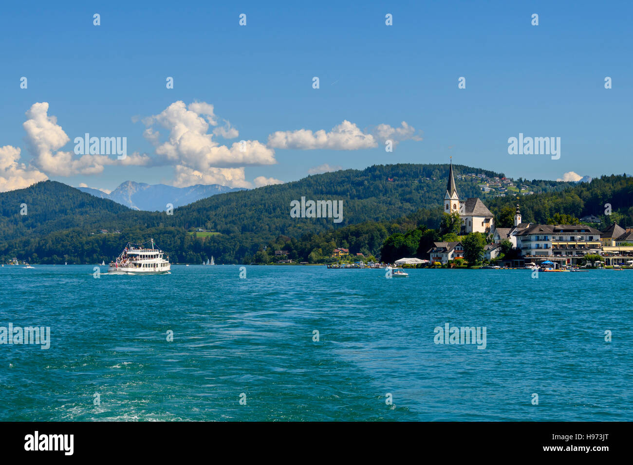 Vue depuis le lac sur le village de picturescue Maria Worth sur Worthersee en Autriche Banque D'Images