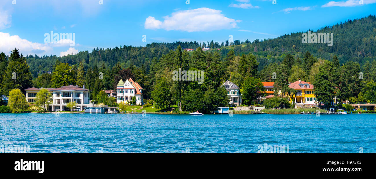 Worthersee lake, Autriche - le 14 août 2016 : villas de luxe sur les rives du magnifique lac alpin Worthersee en été. C'est le lac le plus populaire en Autriche Banque D'Images