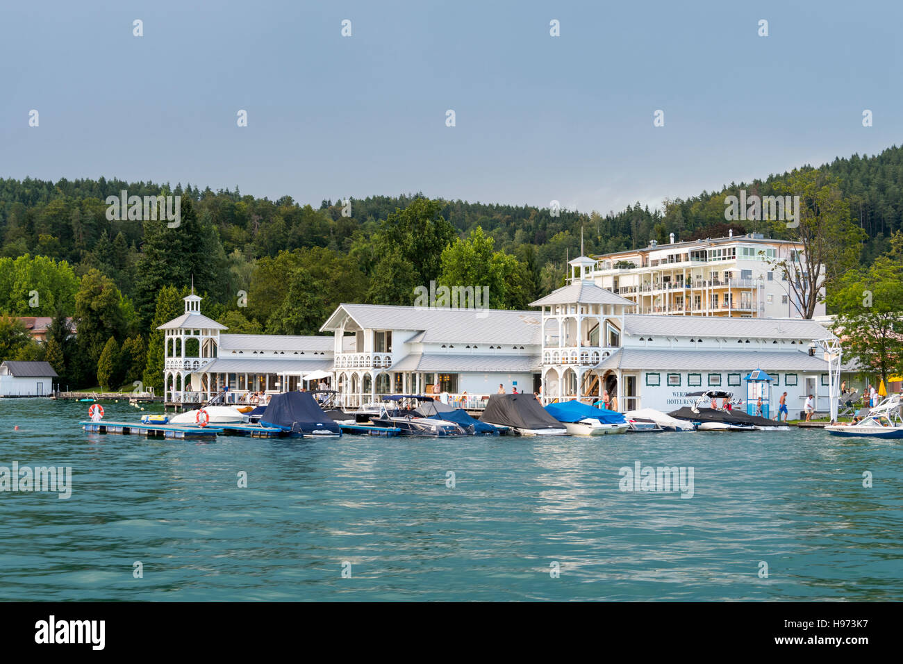 Portschach, Autriche - le 14 août 2016 : l'établissement Werzer's Hotel Resort de luxe offrant à ses hôtes des vacances dans la maison de plage avec bar-salon Banque D'Images