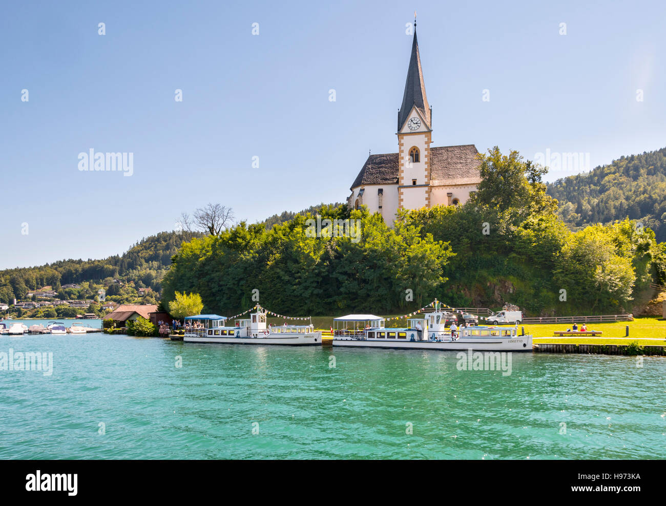 Maria Worth, Autriche - le 14 août 2016 : Vintage bateaux touristiques à l'église de Maria Worth attendent des passagers. Primus et Felician Saints dans l'Église Banque D'Images