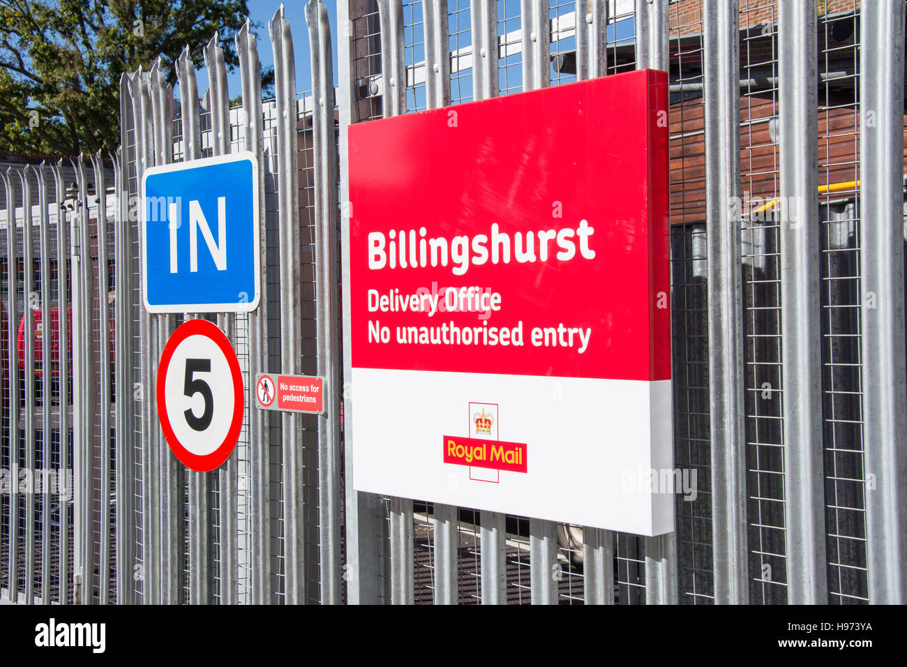Portail fermé à Billingshurst Post Office Delivery Office Billingshurst, West Sussex, Angleterre, Royaume-Uni Banque D'Images