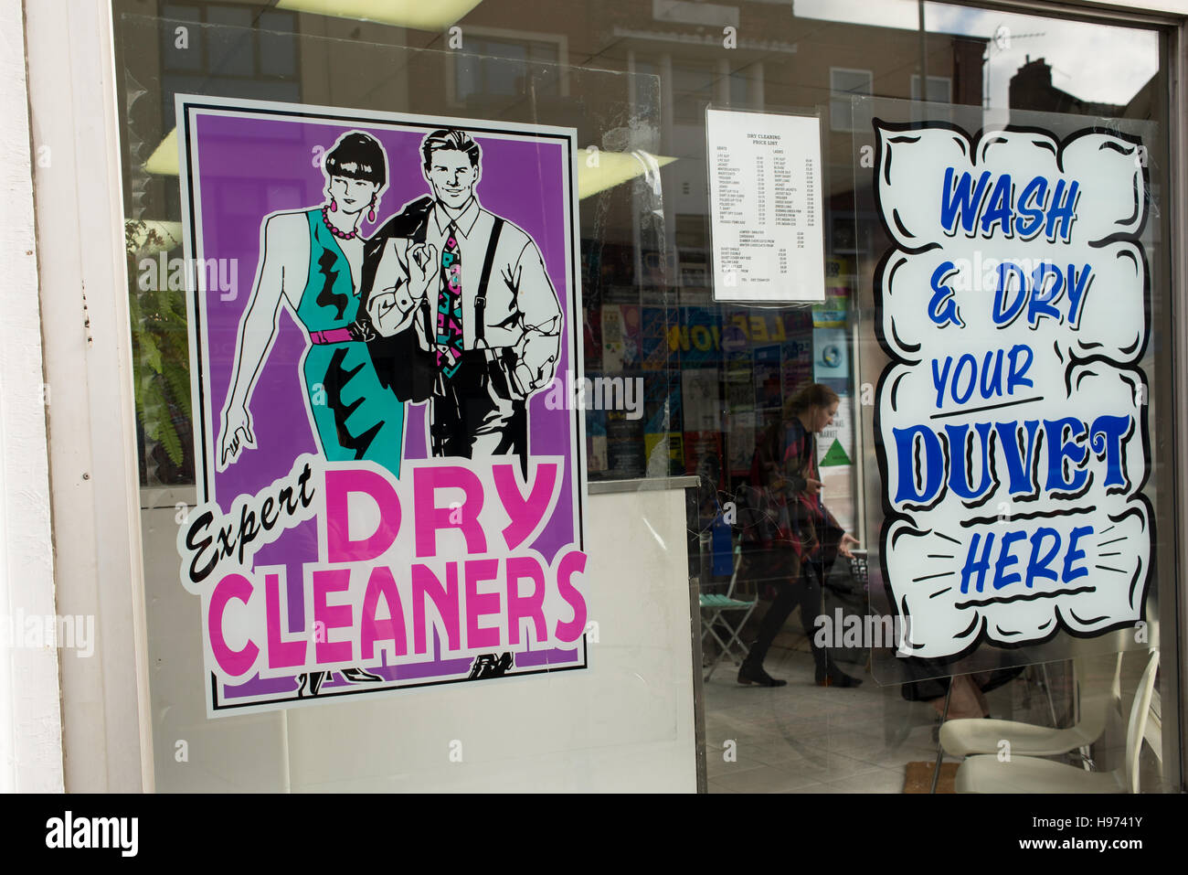 Les nettoyeurs à sec avec vitrine vintage sign advertising services laver et sécher Banque D'Images