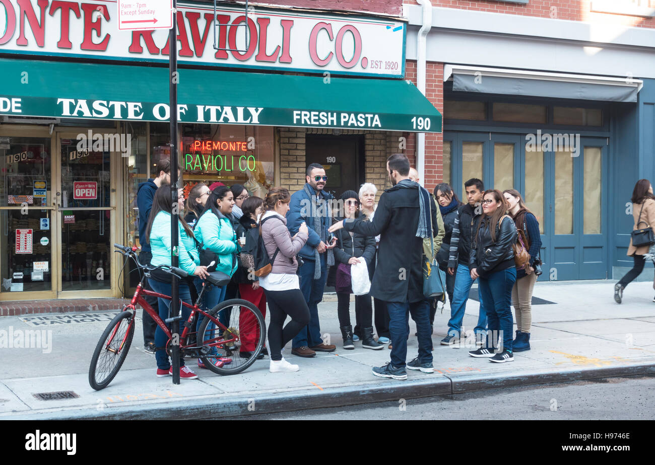 Un groupe de touristes dans la région de Little Italy, New York City, à l'écoute de leur guide touristique Banque D'Images