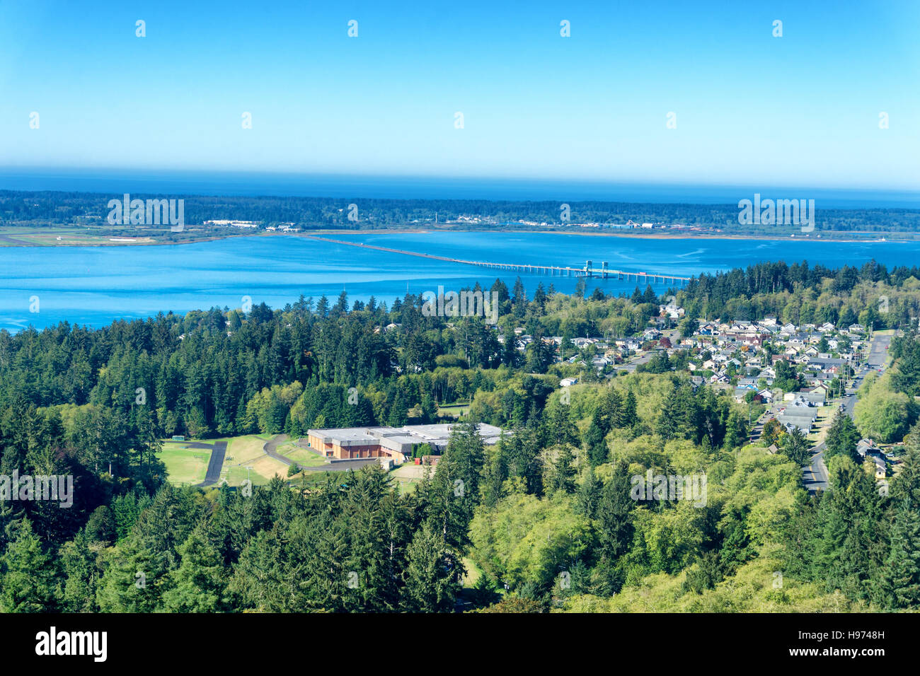 Cityscape view d'Astoria, Oregon avec l'océan Pacifique à l'arrière-plan Banque D'Images