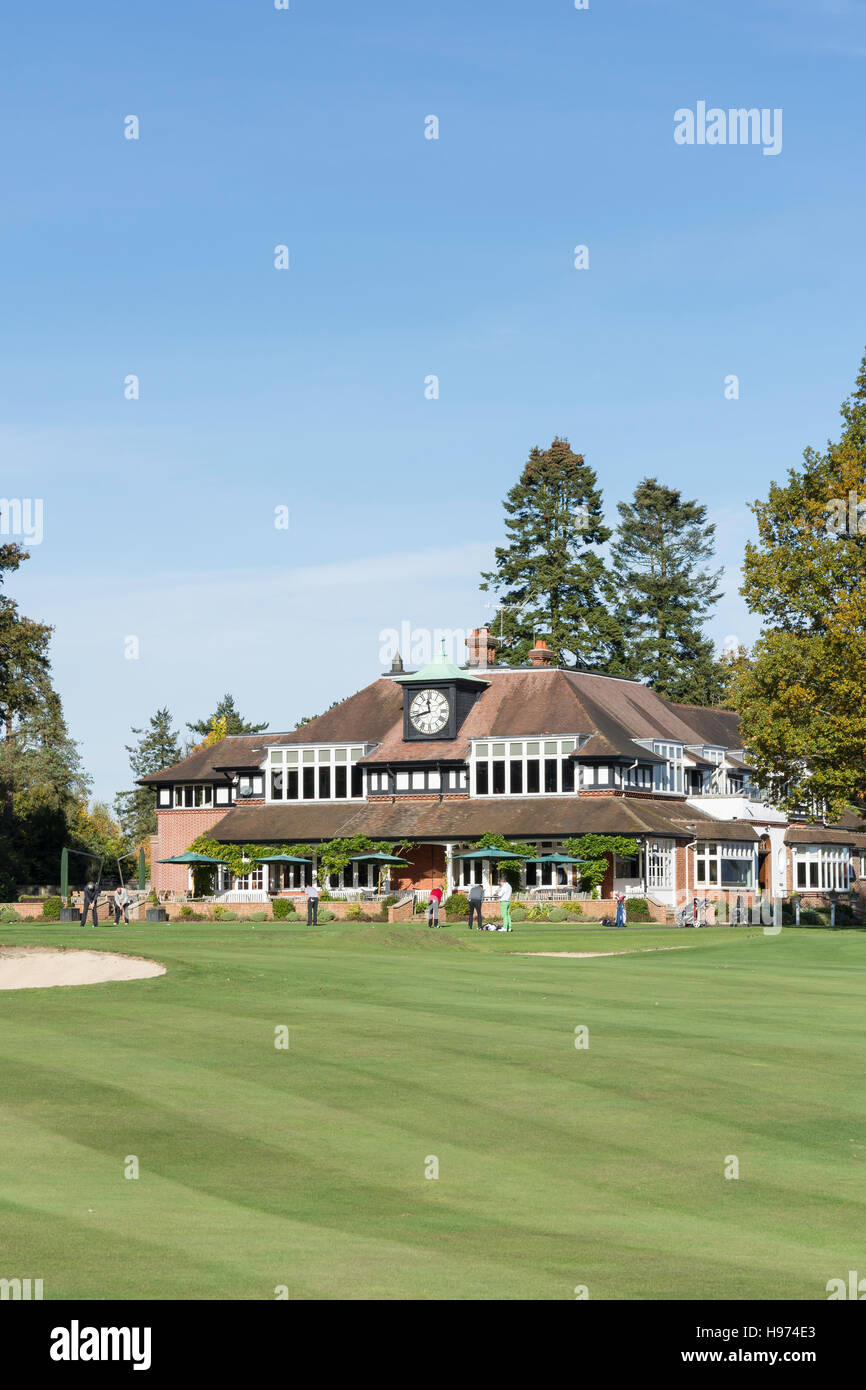 Club-house et 18ème green, Sunningdale Golf Course, Sunningdale, Berkshire, Angleterre, Royaume-Uni Banque D'Images