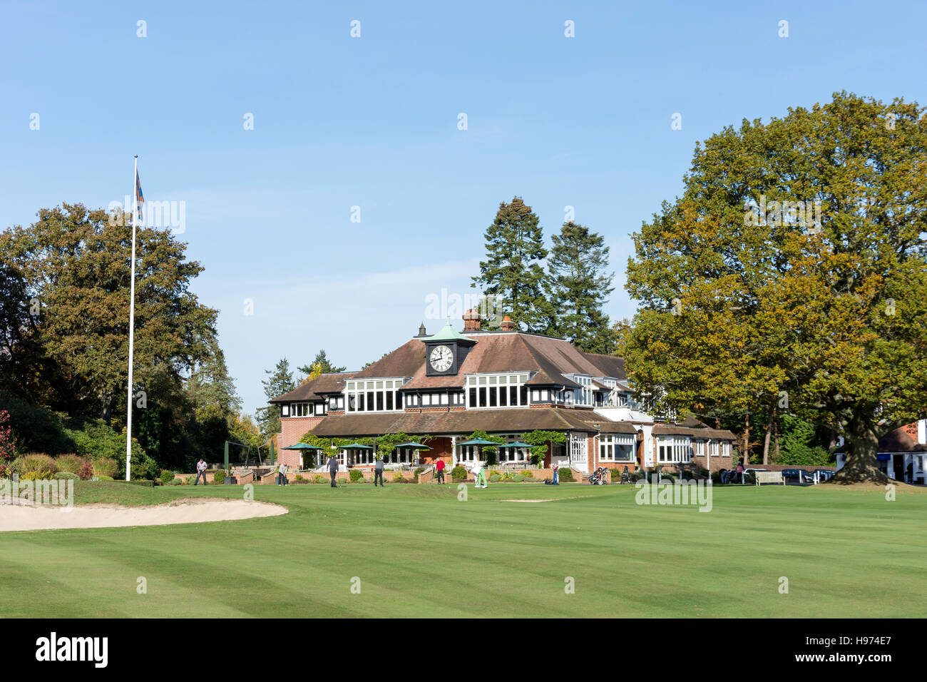 Club-house et 18ème green, Sunningdale Golf Course, Sunningdale, Berkshire, Angleterre, Royaume-Uni Banque D'Images