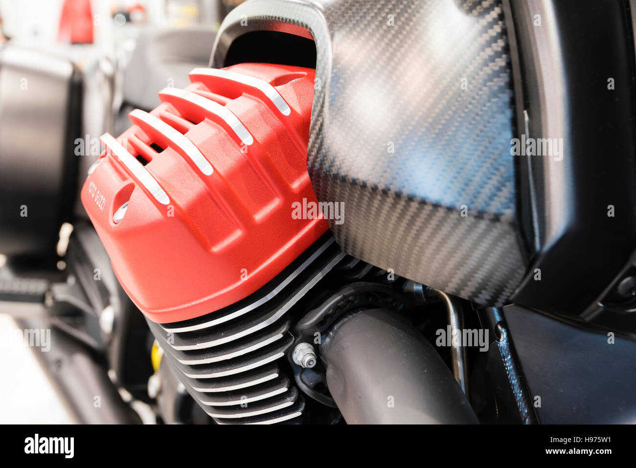 Zurich, Suisse - 21 Feb 2016 : culasse rouge massif de la caractéristique Moto Guzzi V2-moteur sur une Moto Guzzi MGX-21 moto, exposé au Moto suisse Zurich, Suisse moto le plus grand juste. Banque D'Images