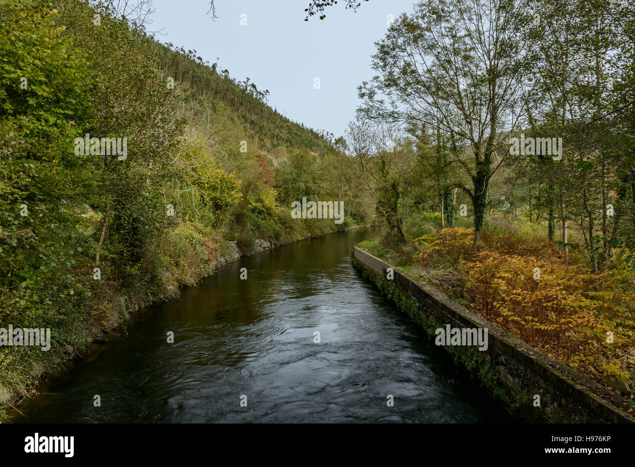 Canalisé l'eau dans la rivière ason, barrage dans la ville de Udalla, Cantabria, Espagne, Europe. Banque D'Images