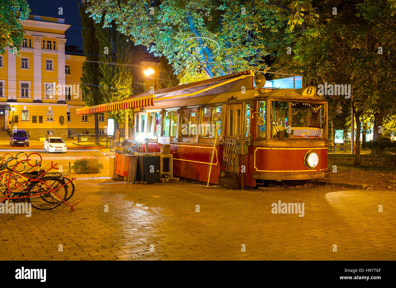 L'ancien tramway dans le parc Taras Shevchenko sert de café en plein air, Kiev, Ukraine Banque D'Images