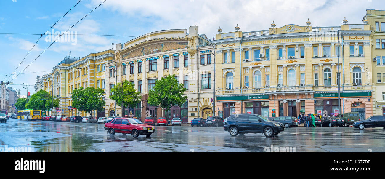 Les demeures historiques dans l'Konstitutsii Square, avec la construction du théâtre de marionnettes, décorées avec des images de la mosaïque Banque D'Images