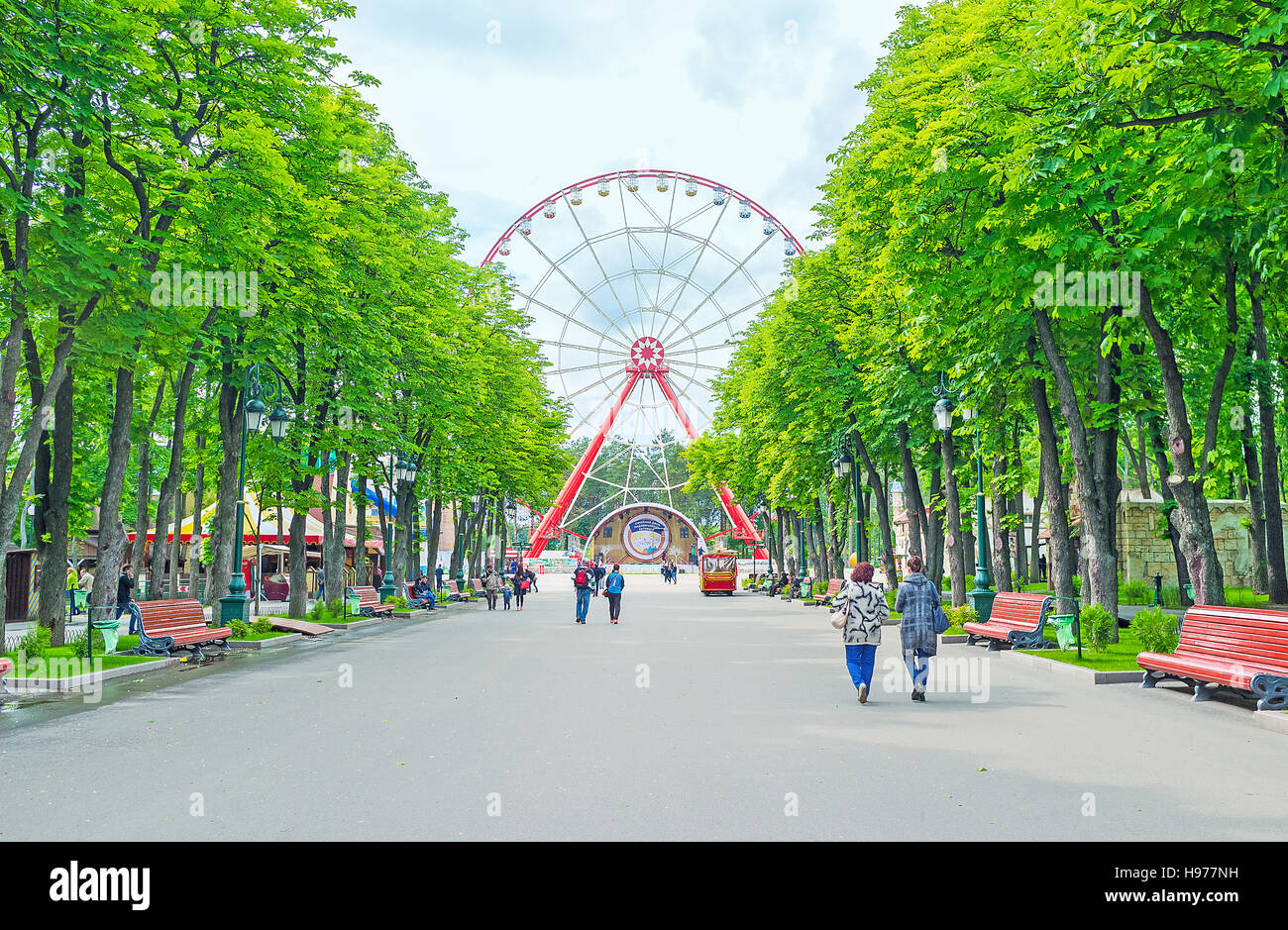 La grande roue de couleur à la fin de l'allée centrale du Parc Gorky Banque D'Images