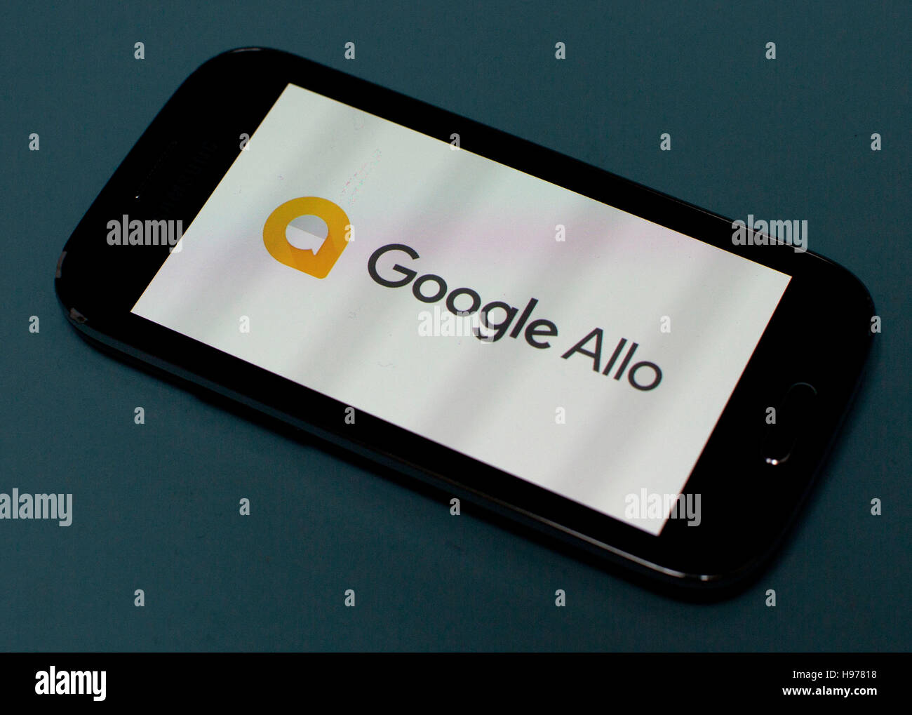 Allo Google logo sur l'écran du smartphone, Londres Banque D'Images