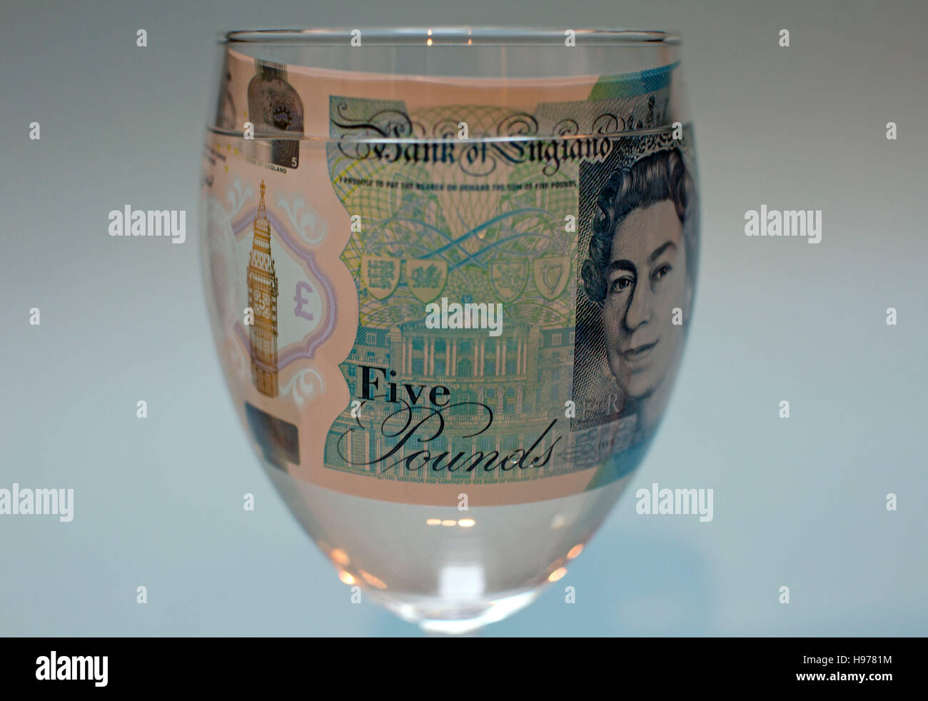 Nouveau polymère cinq pound note dans verre d'eau, Londres Banque D'Images