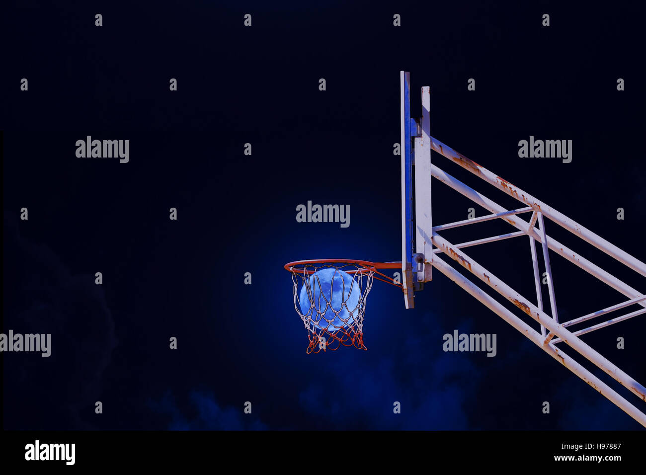 Lune dans un panier de basket-ball. Banque D'Images