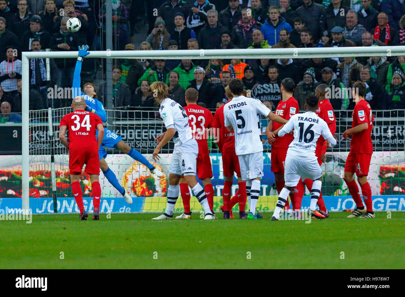 Sports, football, Bundesliga Borussia Moenchengladbach, 2016/2017, contre 1. FC Koeln 1:2, stade Borussia Park, scène du match, coup de pied franc par Ibrahima Traore (MG, 16) tourné contre le bar, derrière le f.l.t.r. Konstantin Rausch (FCK), keeper Thomas Kessler (FCK), Jannik Vestergaard (MG), Matthias Lehmann (FCK), Tobias Strobl (MG), Mergim Mavraj (FCK), Anthony Modeste (FCK), Frederik Soerensen (FCK) Banque D'Images