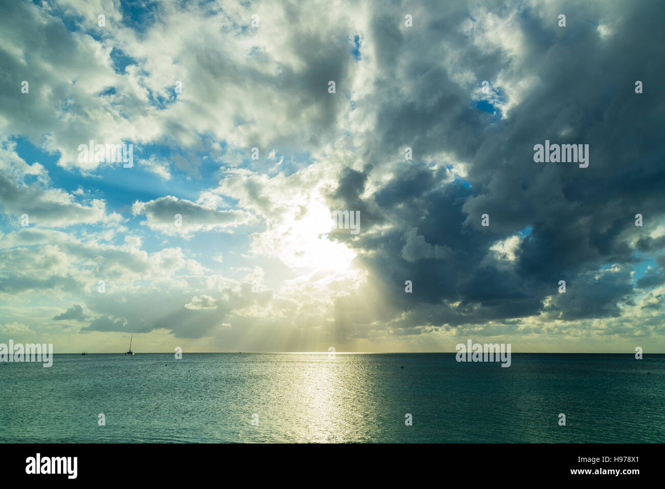 Coucher de soleil sur une mer tropicale avec golden Ciel et nuages Banque D'Images