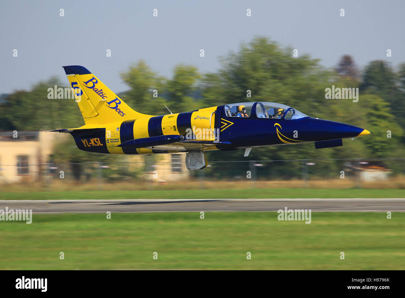 HRADEC KRALOVE, RÉPUBLIQUE TCHÈQUE 3 Juin 2014 : L-39 Avion abeilles baltique en tchèque de l'équipe Jet Air Fest International Air Show. Banque D'Images