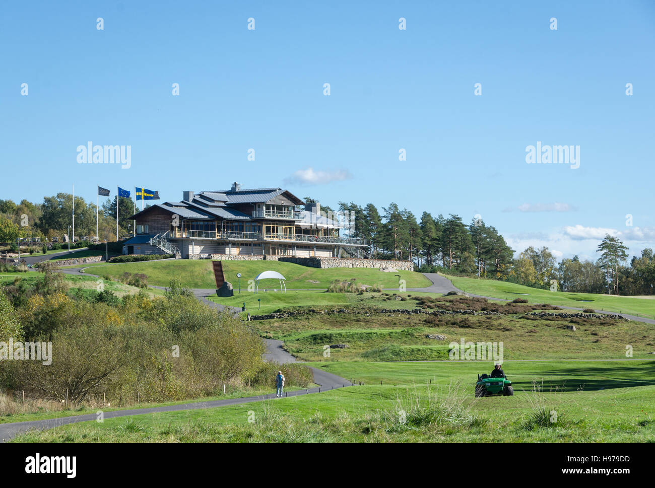 Un club-house pour le golf en suède debout sur le sommet d'une colline Banque D'Images