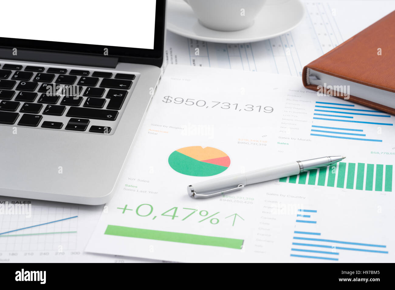 Document financier Les tableaux et graphiques sur la table Banque D'Images