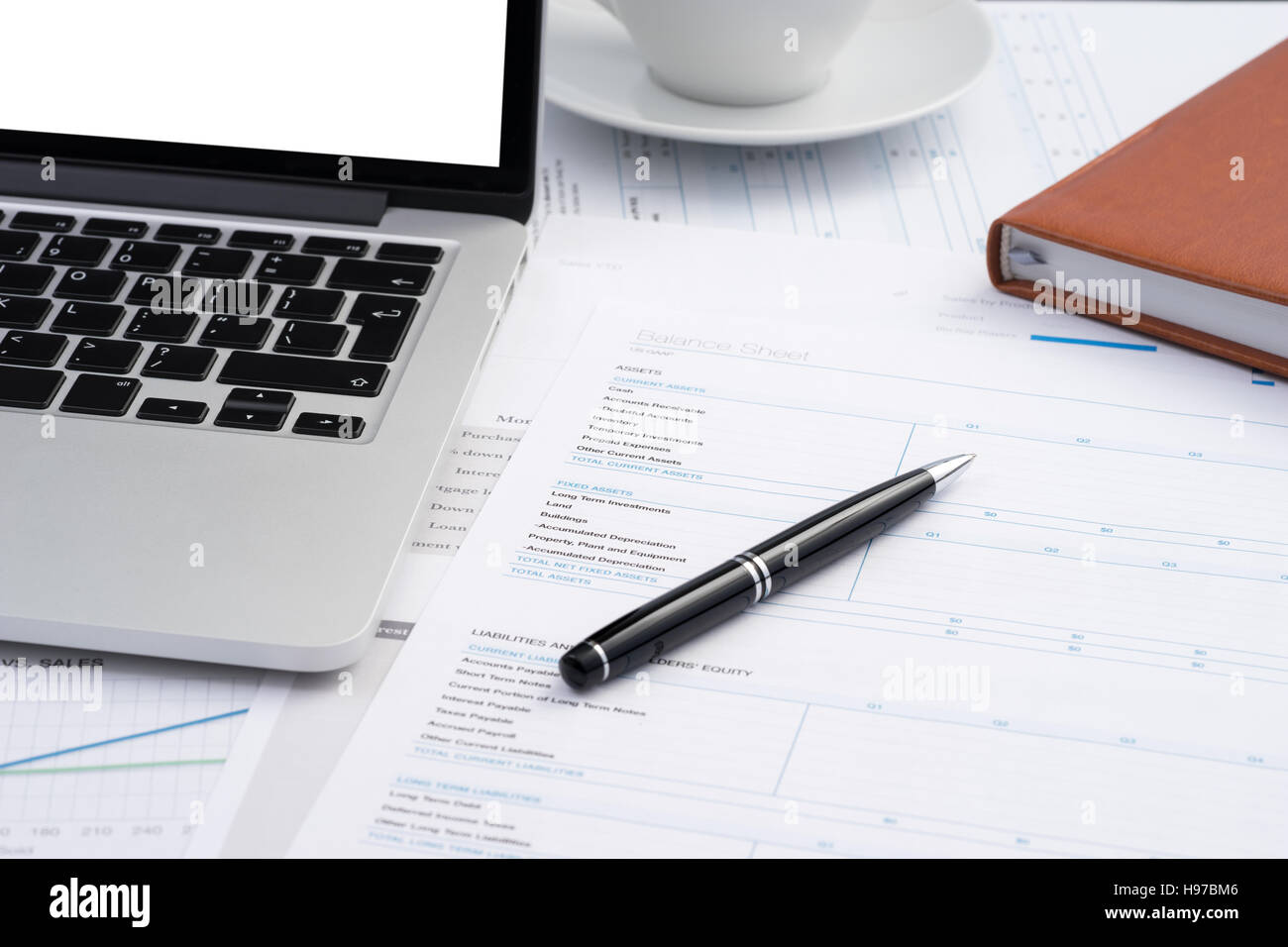 Document financier Les tableaux et graphiques sur la table Banque D'Images