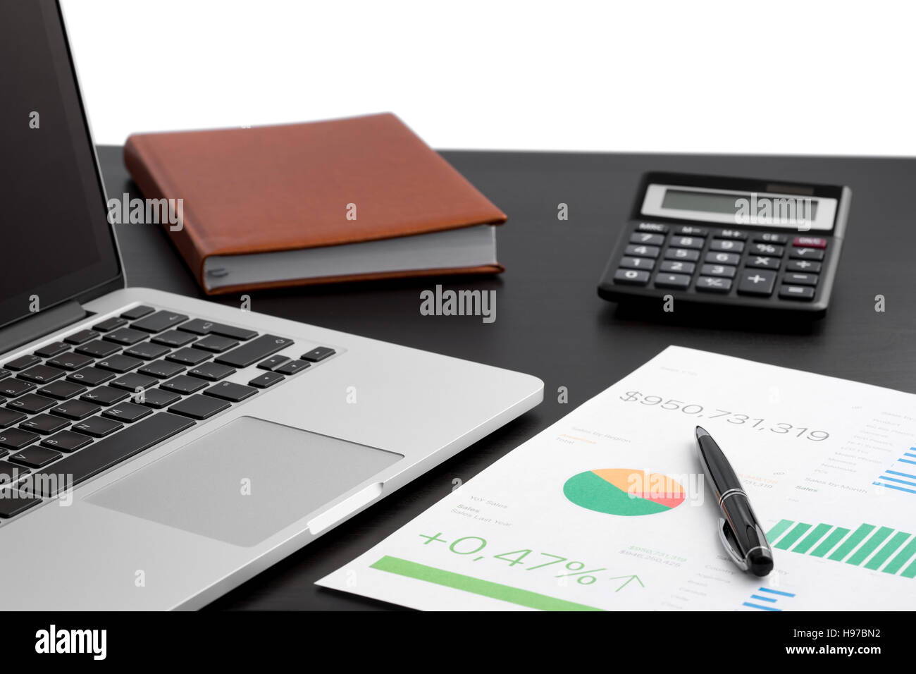 Document financier Les tableaux et graphiques sur la table Banque D'Images