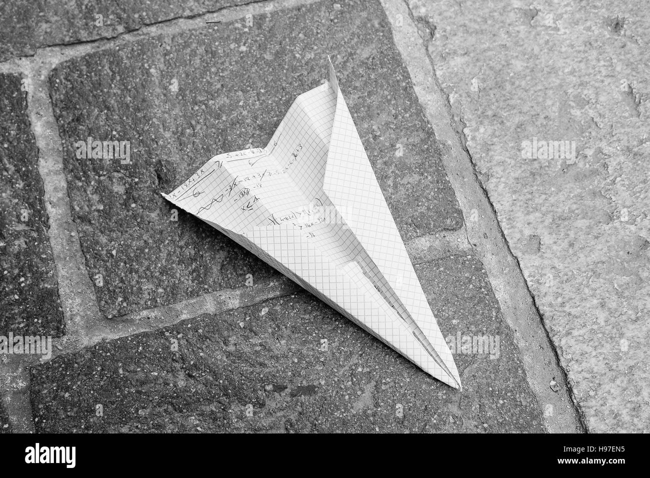 Un avion en papier sur le terrain - L'image monochrome Banque D'Images
