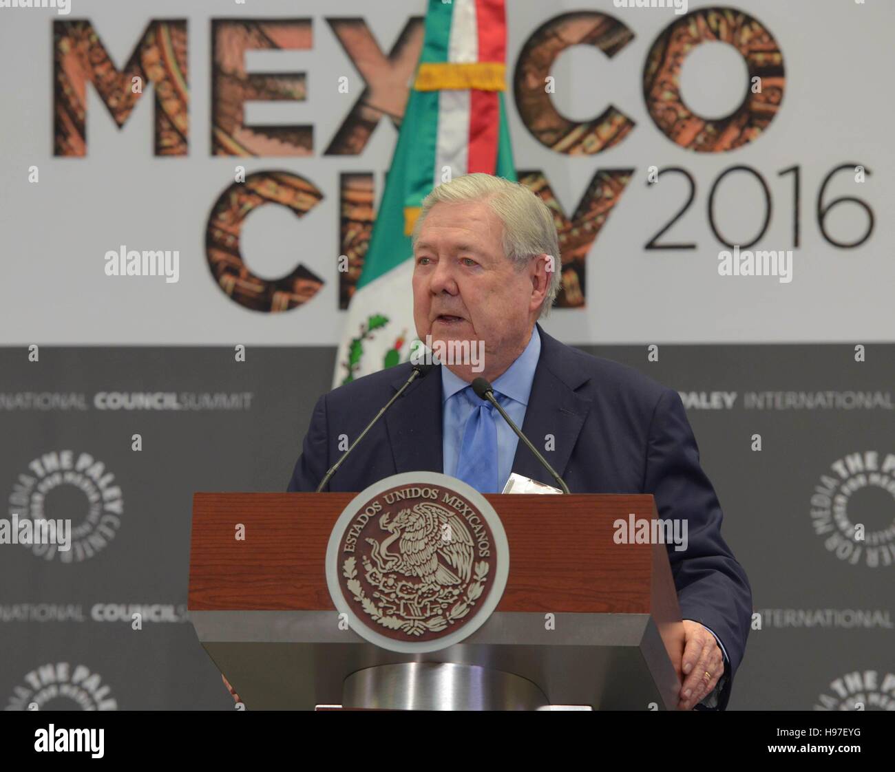 Frank Bennack Jr., président, le Paley Center for Media aborde la séance d'ouverture de la 21e Sommet du Conseil International des Médias Paley le 17 novembre 2016 à Mexico, Mexique. Banque D'Images