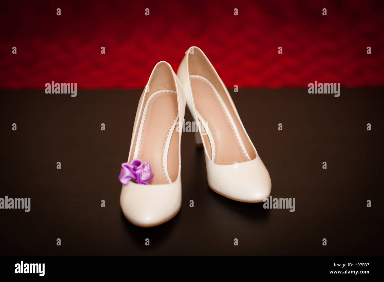 Chaussures de mariée élégante et stylée sur fond sombre. Concept de mariage Banque D'Images
