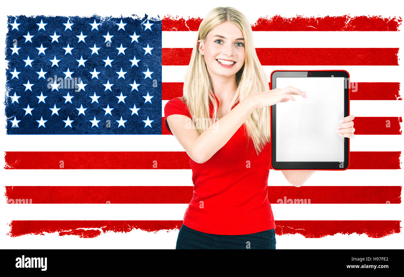 Jeune femme avec drapeau national américain sur l'arrière-plan holding tablet pc. Les résultats des élections US Banque D'Images