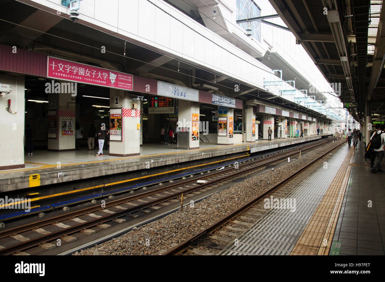 Les Japonais et étranger voyageur train en attente et de métro à la station Ikebukuro à Shinjuku Ville de région de Kanto le 19 octobre 2016 à Tokyo, J Banque D'Images