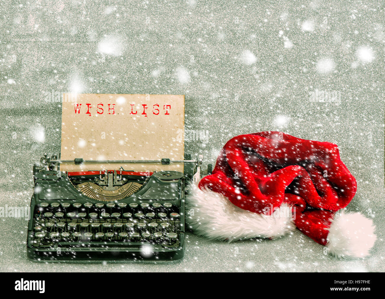 Vieille machine à écrire avec Red Hat et l'exemple de texte Liste de souhaits. Style Retro photo avec effet de chute de neige Banque D'Images