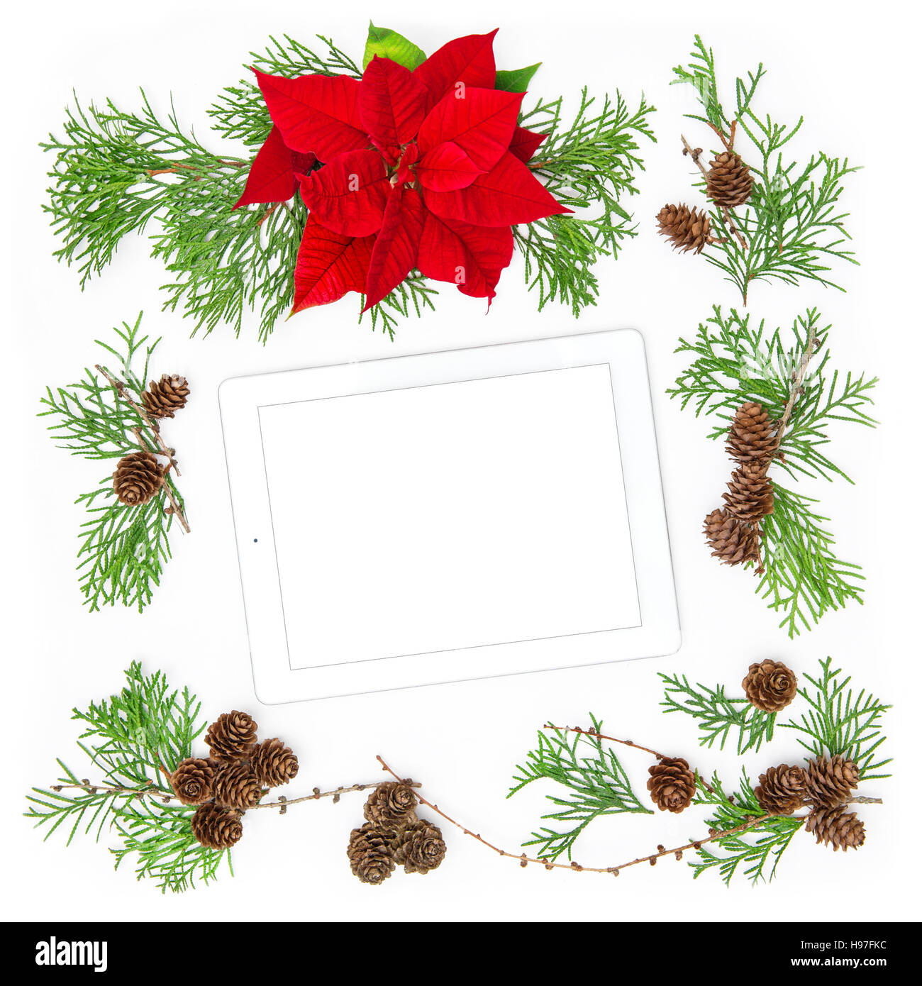 Tablet pc et décoration de Noël. Télévision Floral background laïcs avec des pommes de pin Banque D'Images