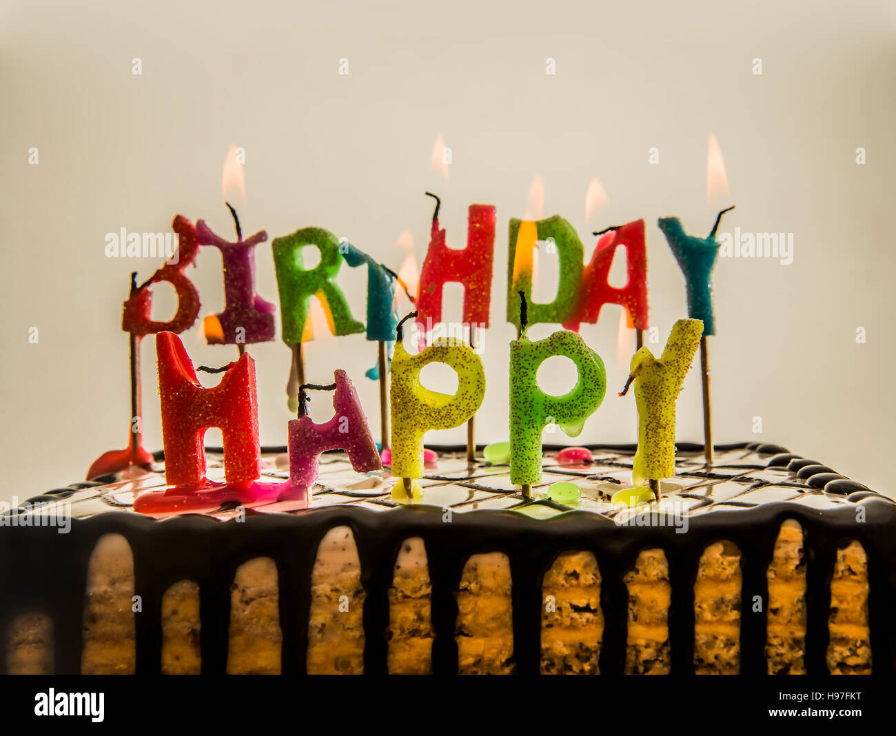 Joyeux Anniversaire Bougies Sur Un Gateau Isole Sur Fond Blanc Ou Gris Lettres Colorees Photo Stock Alamy Joyeux Anniversaire Bougies Sur Un Gateau Isole Sur Fond Blanc Ou Gris Lettres Colorees Photo Stock Alamy