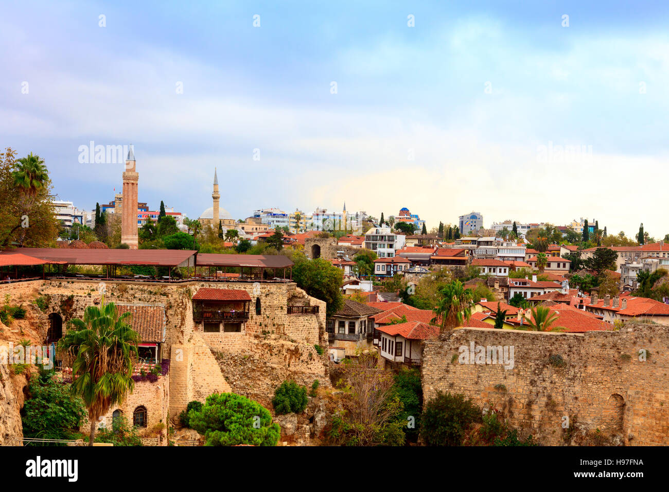 Toits, murs romains et les minarets de la vieille ville historique d'Antalya, connu sous le nom de Kaleici. Banque D'Images