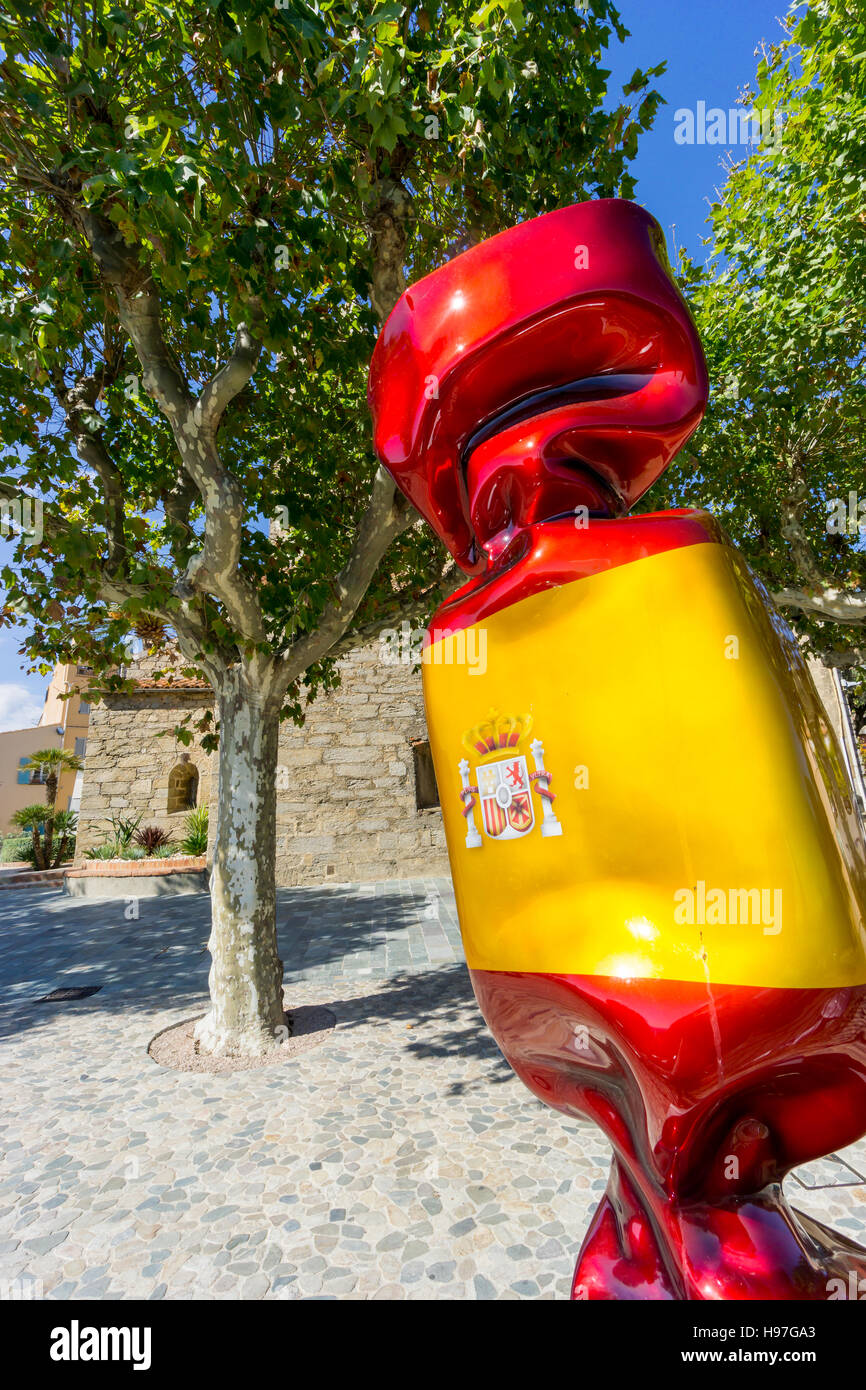 Une sculpture, un morceau de l'art public, par Laurence Jenkell, représentant un bonbon, ou des bonbons peint avec drapeau espagnol à Grimaud, Var Banque D'Images