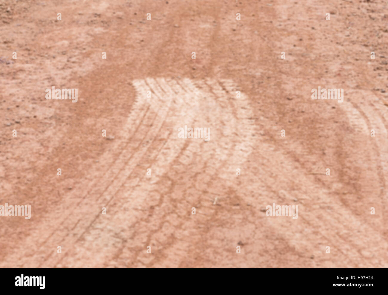 La largeur de voie de l'ancien tracteur sur la route de terre, flou. Banque D'Images