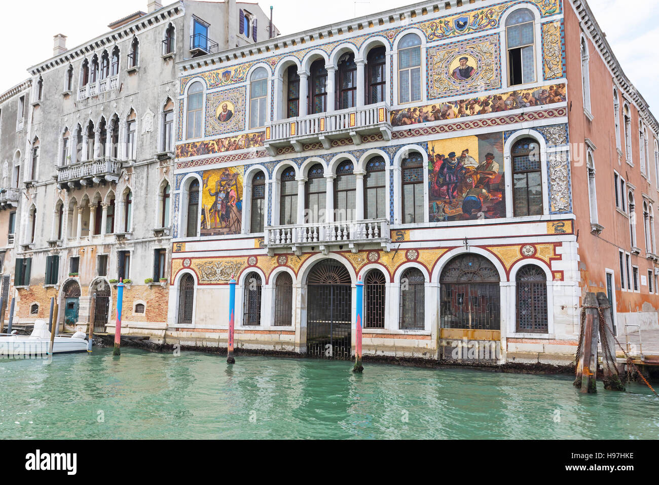Golden Palace et coloré du nom de Da Mula Morosini dans Grand Canal (Venise, Italie) Banque D'Images
