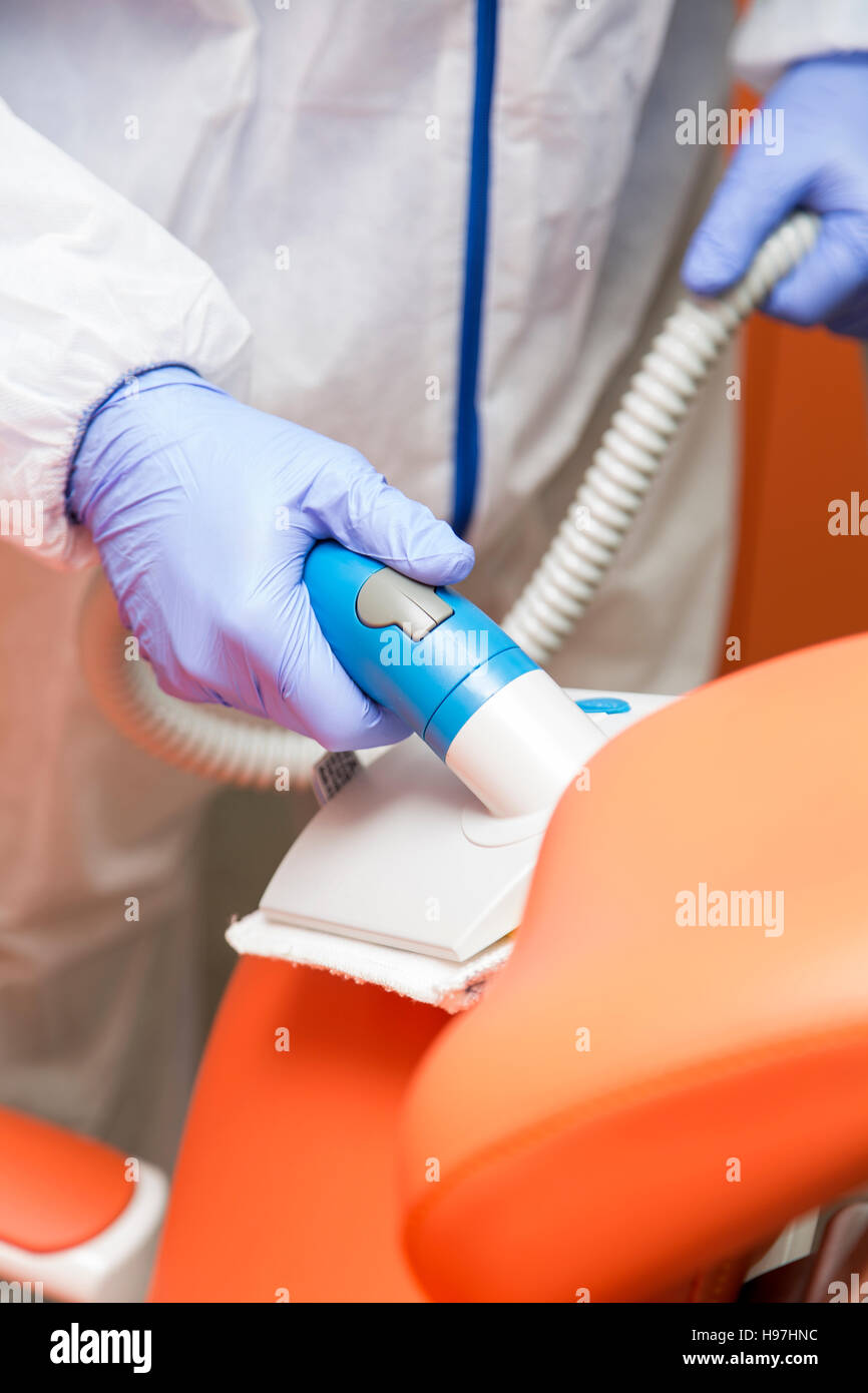 Jeune homme à la clinique dentaire nettoie Banque D'Images