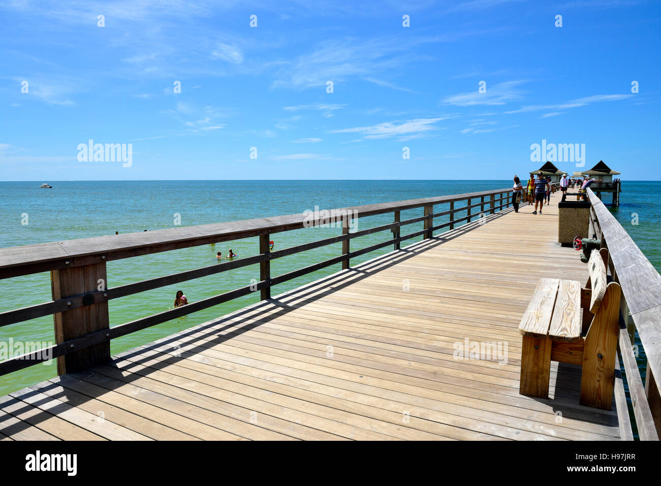 Face à la mer le long de la jetée de Naples, Floride Banque D'Images