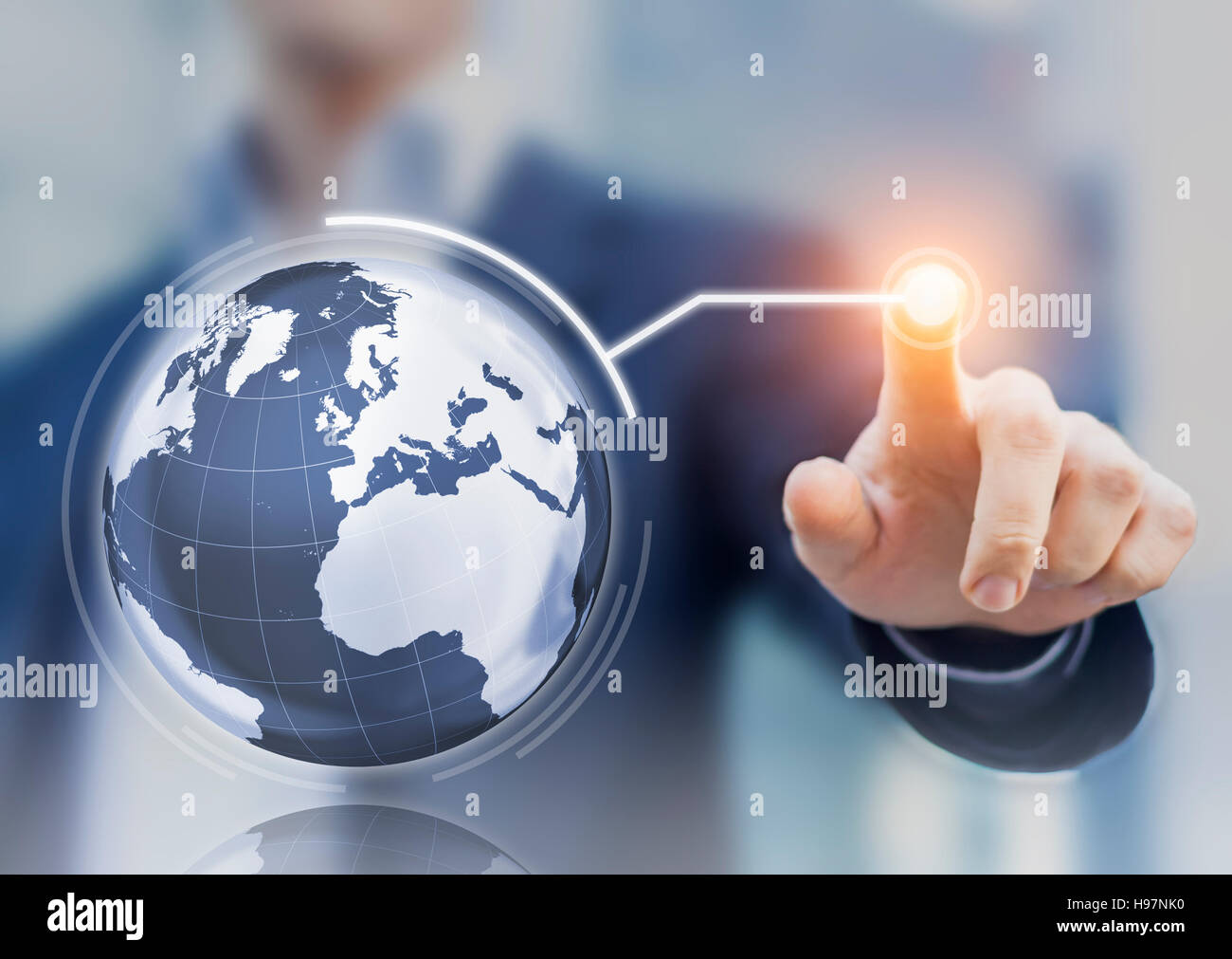 Concept d'affaires dans le monde entier avec globe 3D interface et businessman touching un bouton, l'économie mondiale Banque D'Images