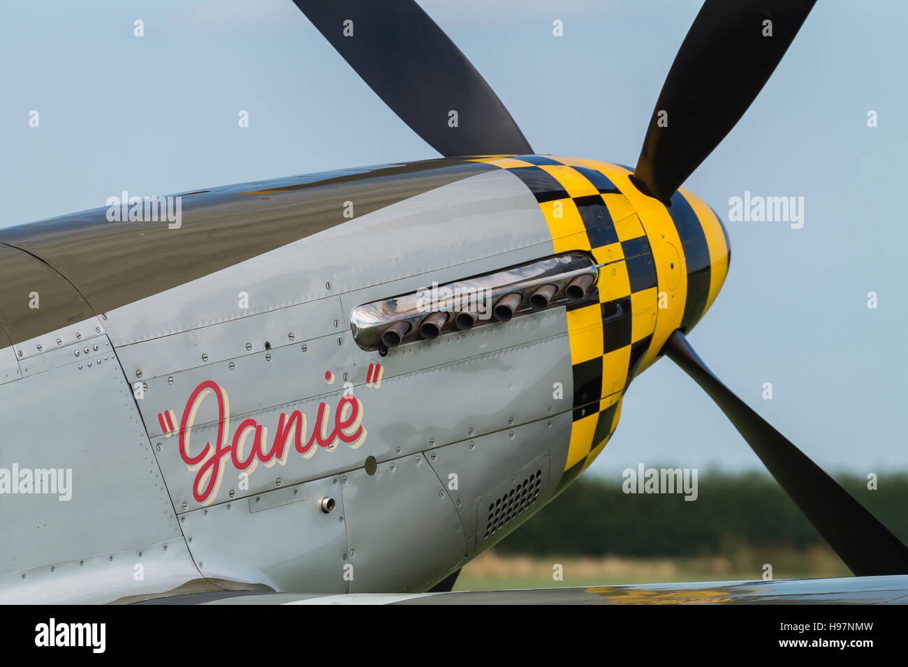 P-51 Mustang - un classique américain de la Seconde Guerre mondiale 2 avions de chasse. Vue rapprochée du moteur et l'hélice. Banque D'Images