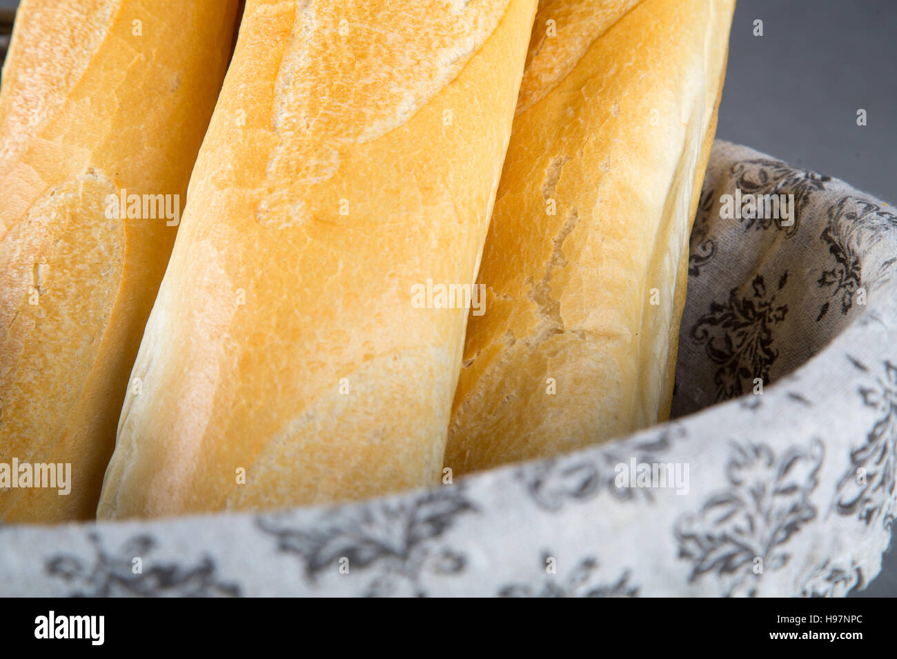 Panier avec du pain français (baguette) Banque D'Images
