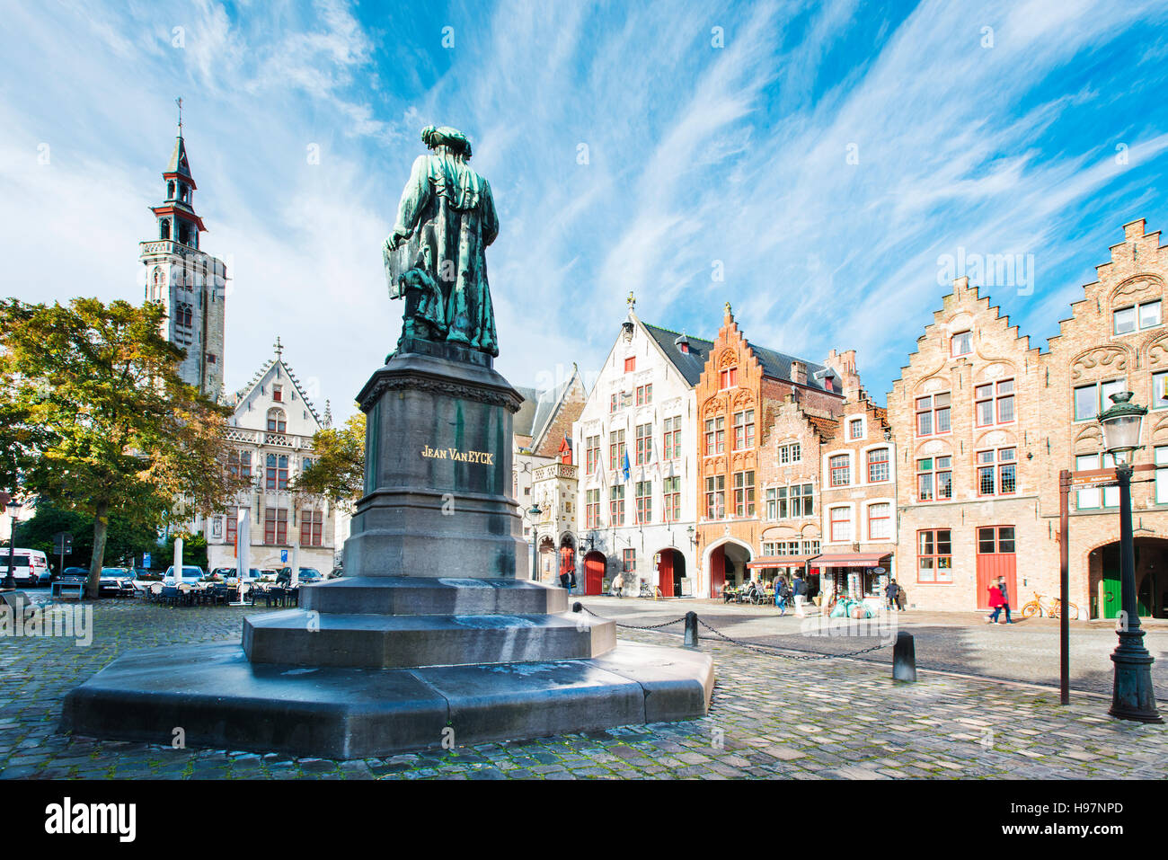 Statue de Jan van Eyck à la Jan van Eyckplein et sur l'Poortersloge dans la ville de Bruges, Brugge, West-vlaanderen, Belgique Banque D'Images