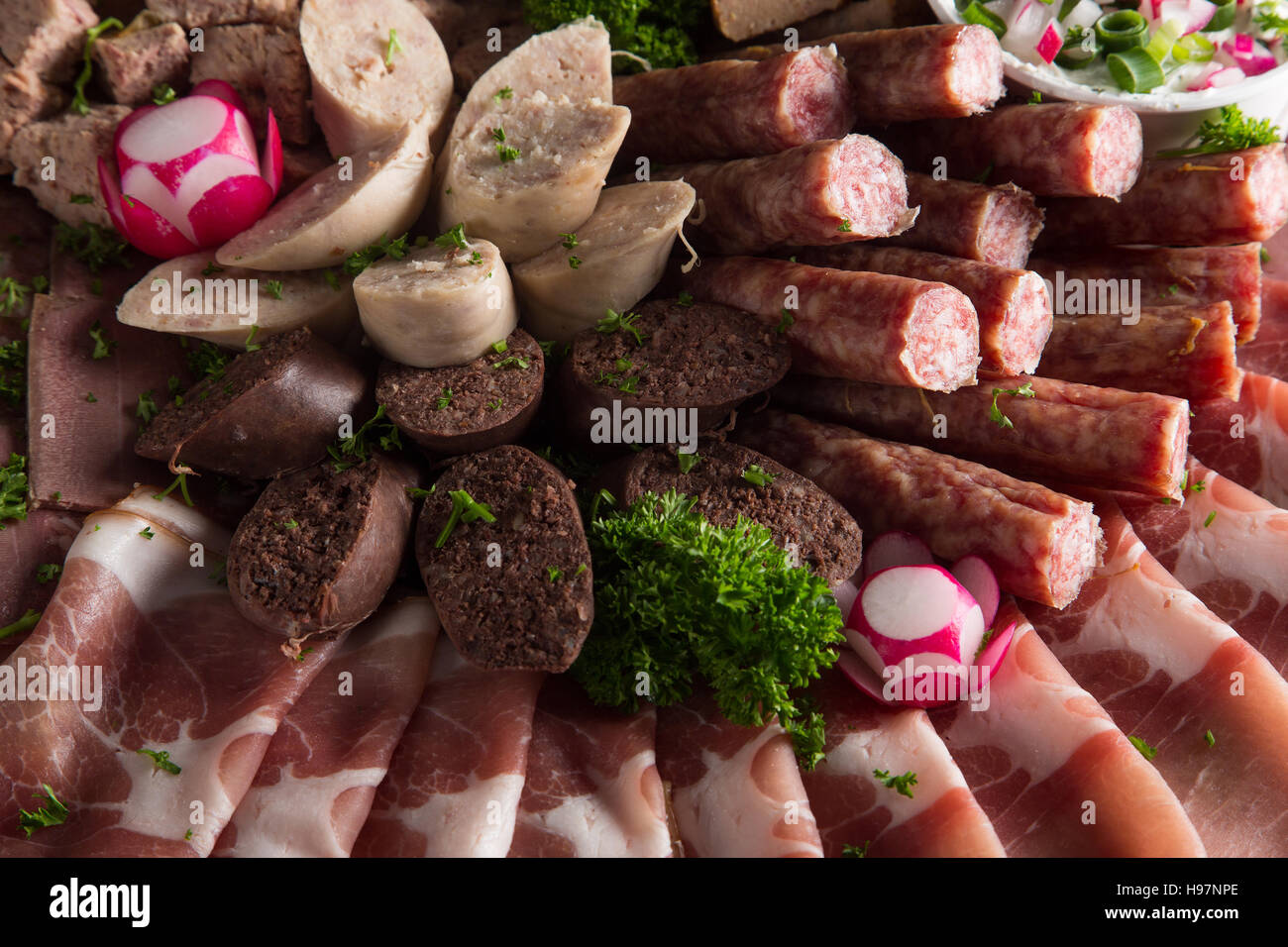Assortiment de charcuterie de viande sur une plaque Banque D'Images