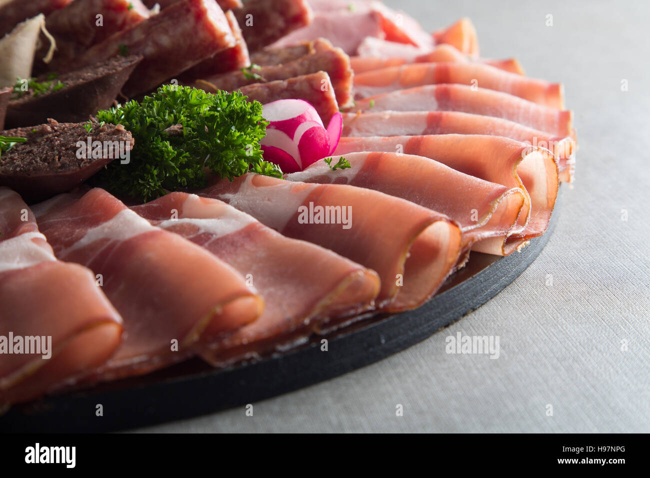Assortiment de charcuterie de viande sur une plaque Banque D'Images