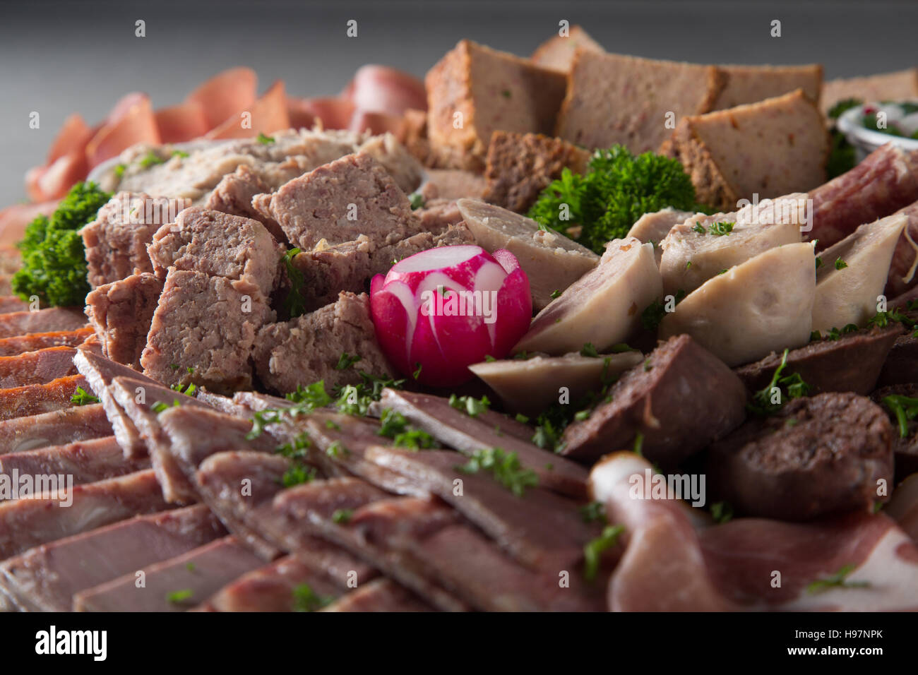 Assortiment de charcuterie de viande sur une plaque Banque D'Images