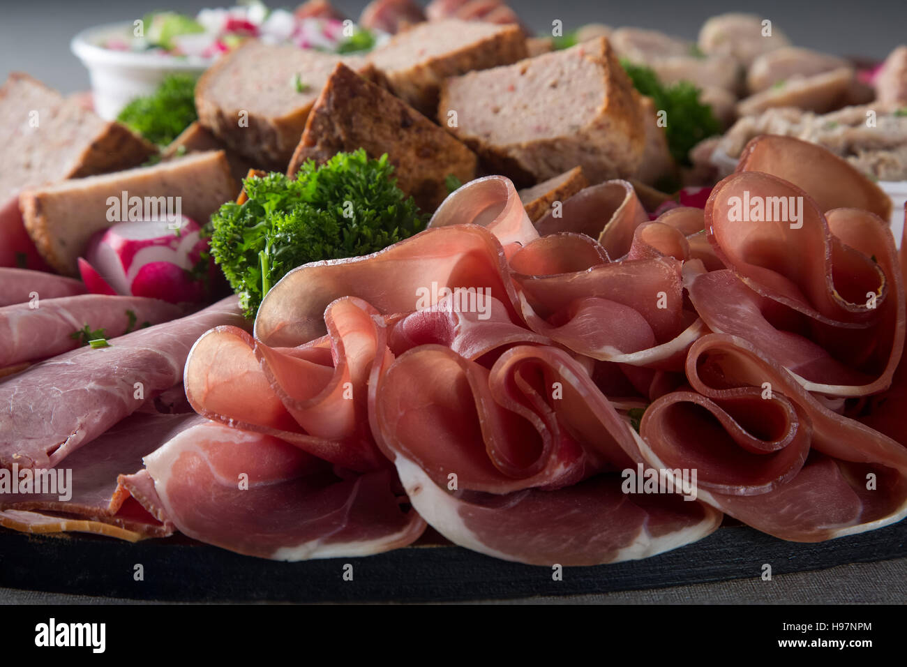 Assortiment de charcuterie de viande sur une plaque Banque D'Images