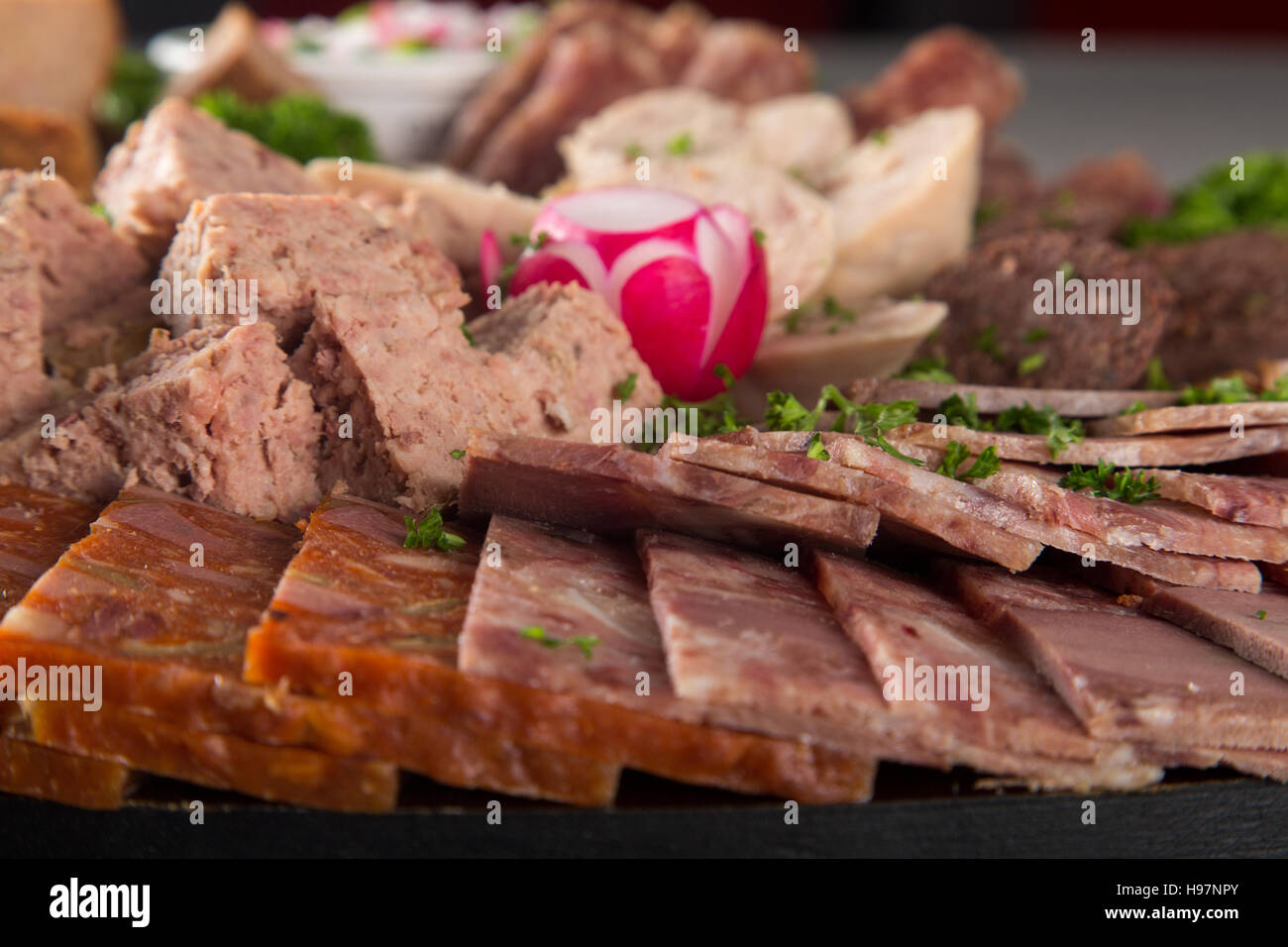 Assortiment de charcuterie de viande sur une plaque Banque D'Images