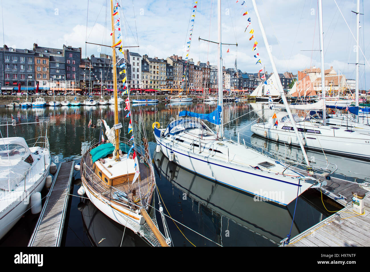 Le port de Honfleur sur la côte fleurie en Normandie, France Banque D'Images