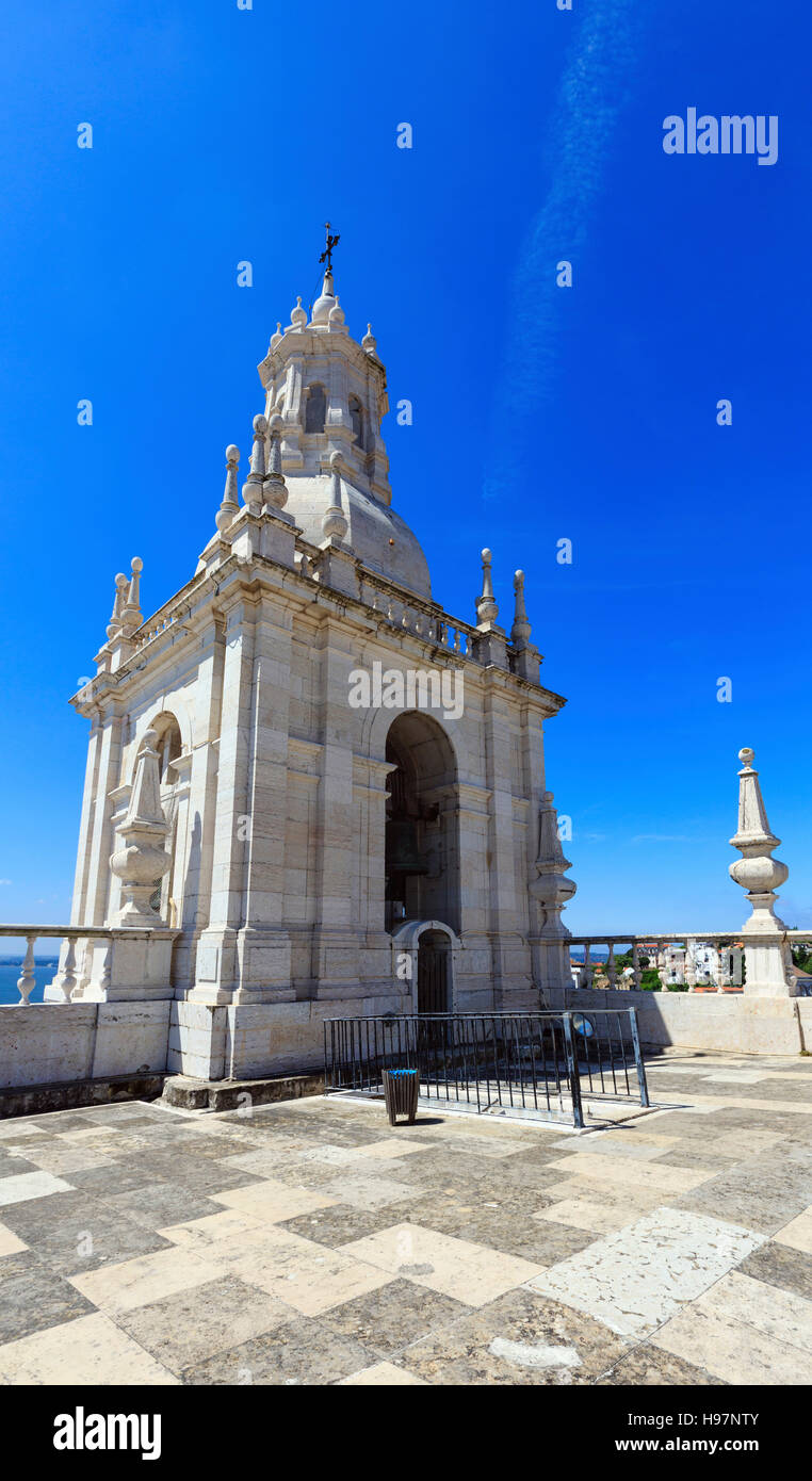 Toit de l'église avec clocher blanc sur fond de ciel bleu. Monastère de Saint Vincent à l'extérieur des murs, ou l'Église (église) de São Vicente de Fora en Li Banque D'Images